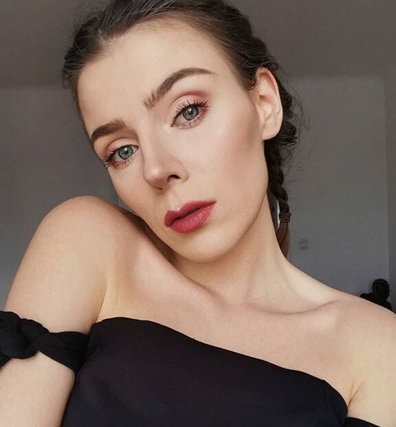 Karolina Pielesiak Polish YouTuber Szparagi
