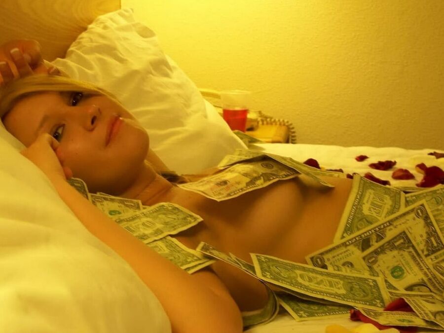 Shaved amateur blonde Girlfriend in bed