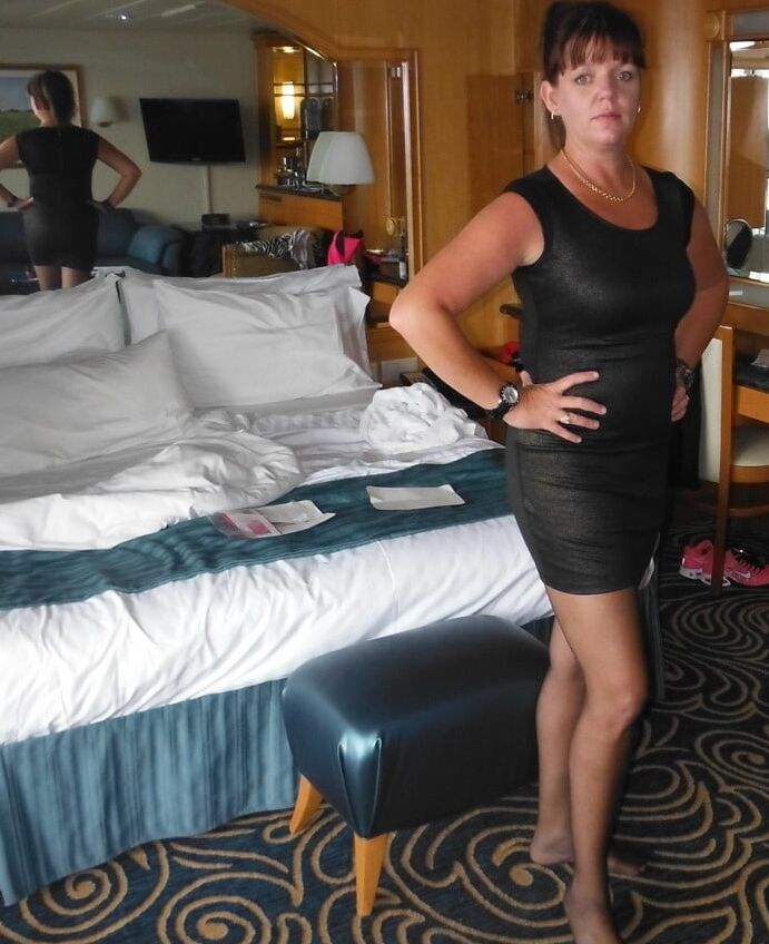 A sensual Black Dress ()