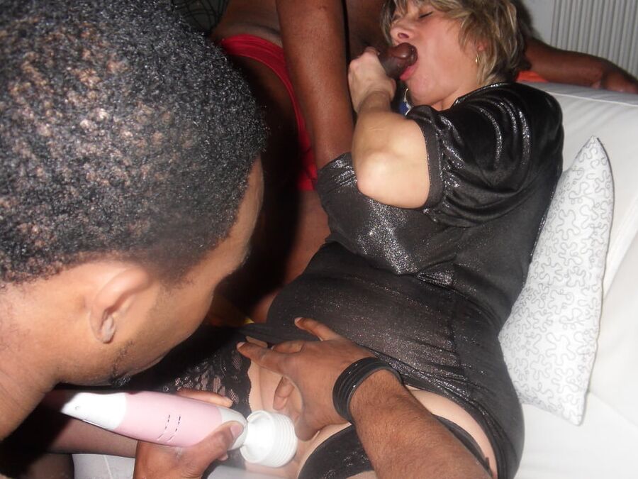 I offer my wife Lisa to beautiful black cocks