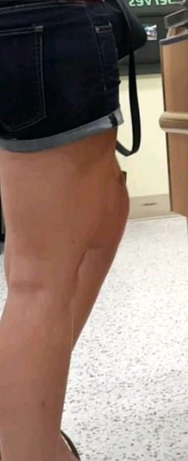 Voyeur nice ass in shorts in checkout line