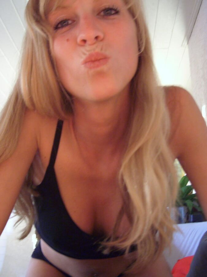 Blonde super bonne a la chatte bien lisse