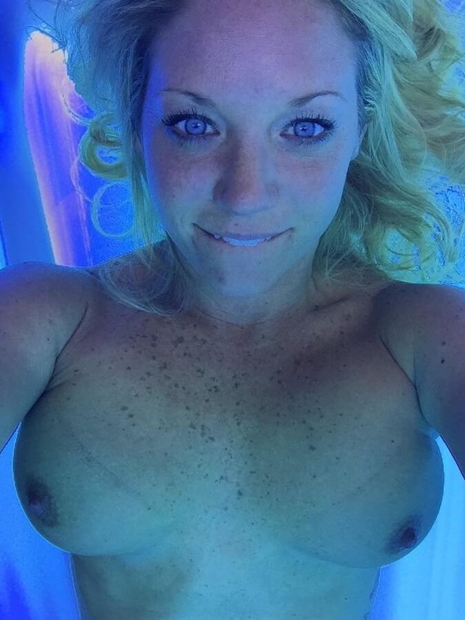 AMATEUR BLOND MILF