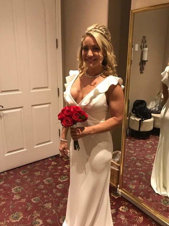 AMATEUR BLOND MILF