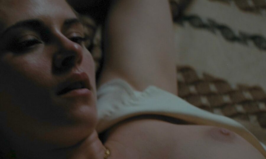 Kristen Stewart topless in Seberg ()