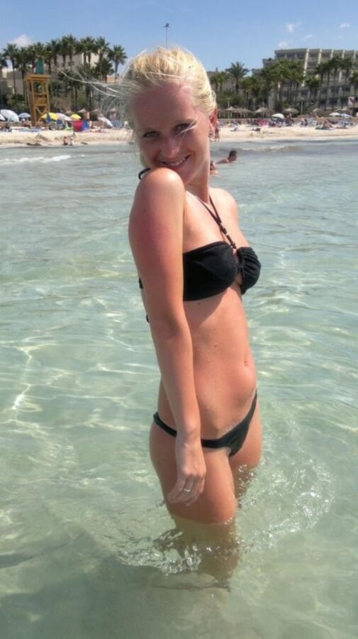 Vacances tres chaudes pour blonde canon