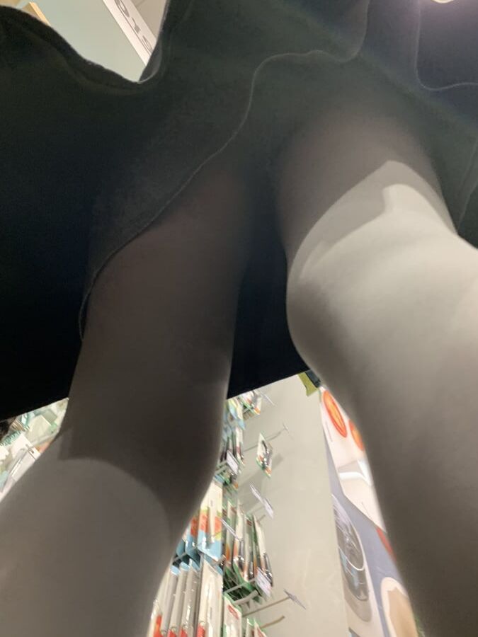 Upskirt MILF mature in pantyhose