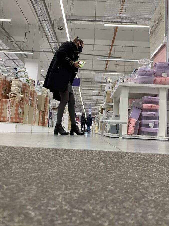 Upskirt MILF mature in pantyhose