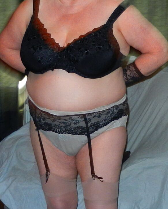 BIG TITS WIFE STRIPS NAKED !!!