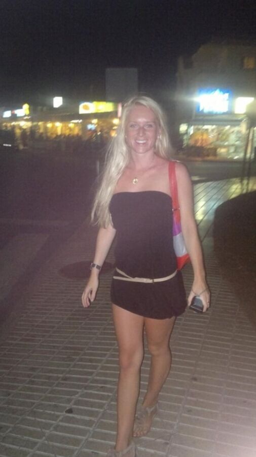 Vacances tres chaudes pour blonde canon