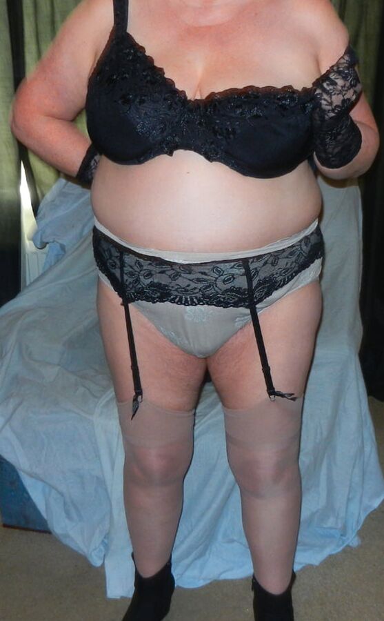 BIG TITS WIFE STRIPS NAKED !!!
