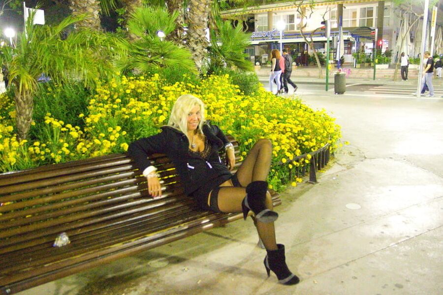 Julia miniskirt no panties