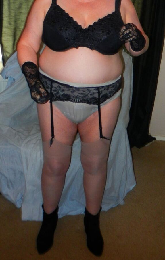 BIG TITS WIFE STRIPS NAKED !!!