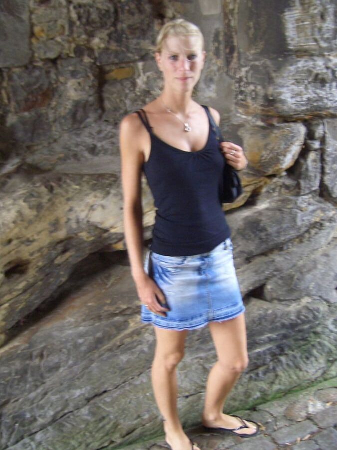 Blonde super bonne a la chatte bien lisse