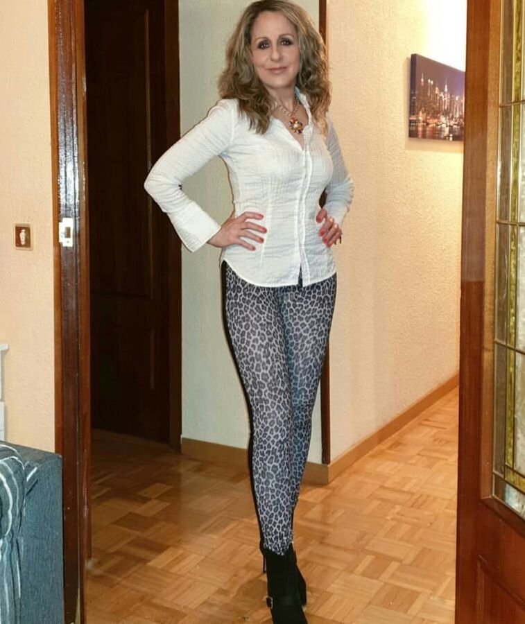 Hot amateur mature Marie in very thight pants