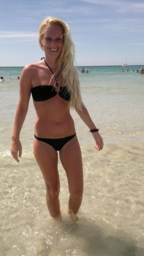 Vacances tres chaudes pour blonde canon