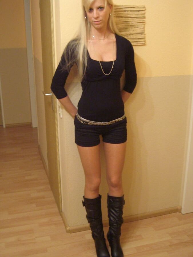 Blonde super bonne a la chatte bien lisse