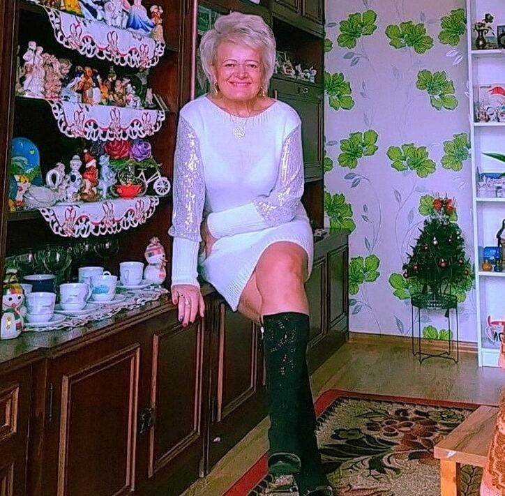 MILF with nice legs : Zofia