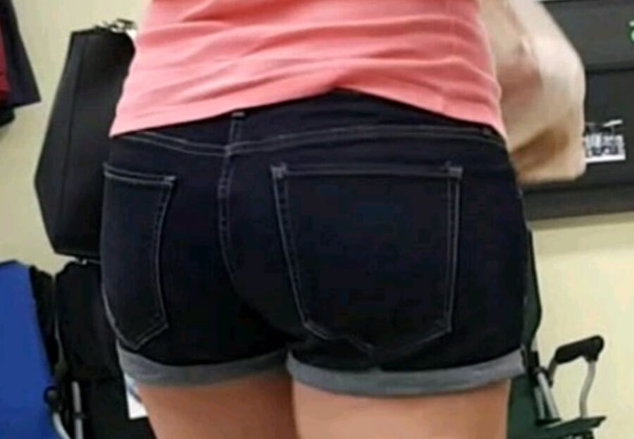 Voyeur nice ass in shorts in checkout line