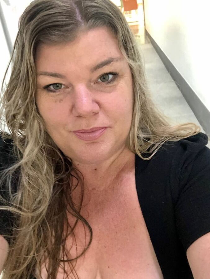 WHO WANTS T FUCK??
