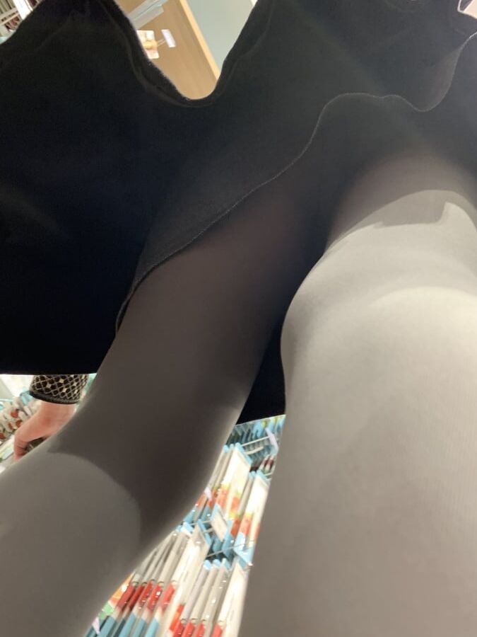 Upskirt MILF mature in pantyhose