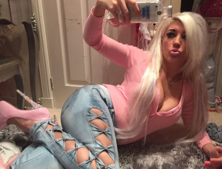 Barbii Bucxxx la poufiasse ultime de Max Hardcore