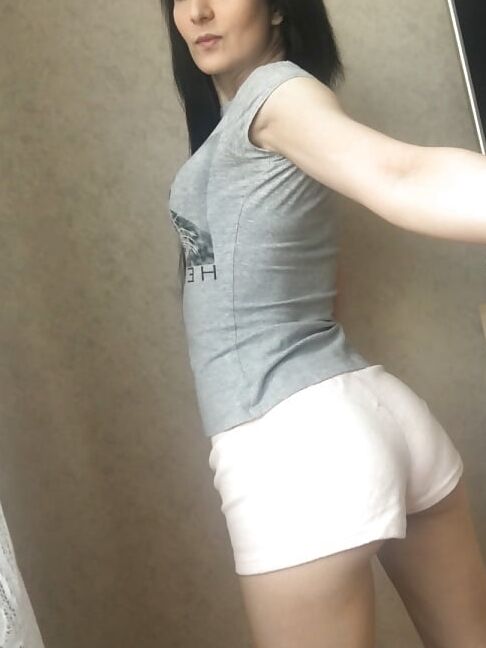 Skinny and slim mum loves to show off