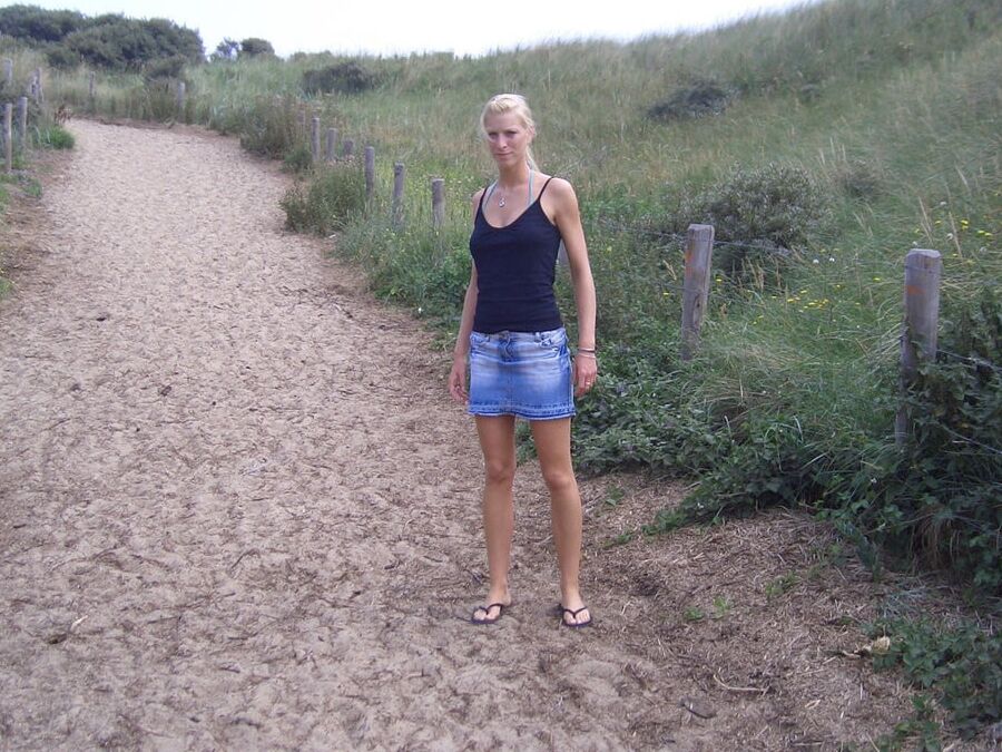Blonde super bonne a la chatte bien lisse