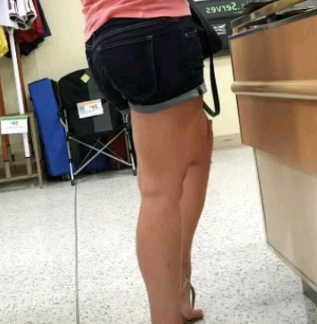 Voyeur nice ass in shorts in checkout line
