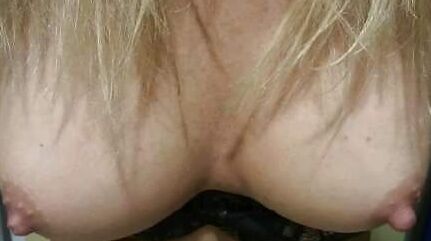 Sexy MILF Tahnee opens her pussy