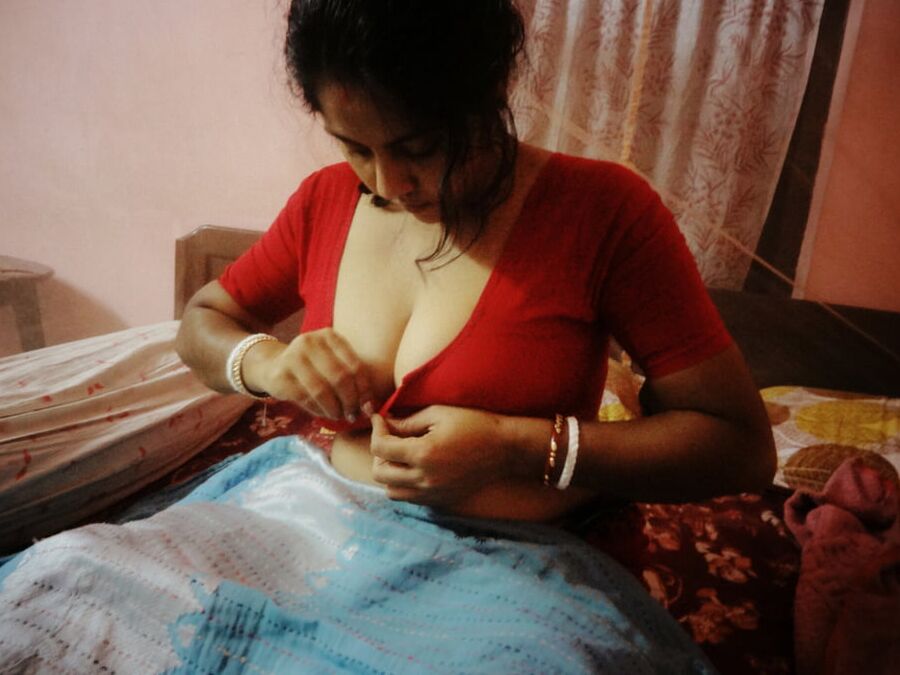 BBW Big Boobs &amp; tits Desi Indian MILF nude shoot()