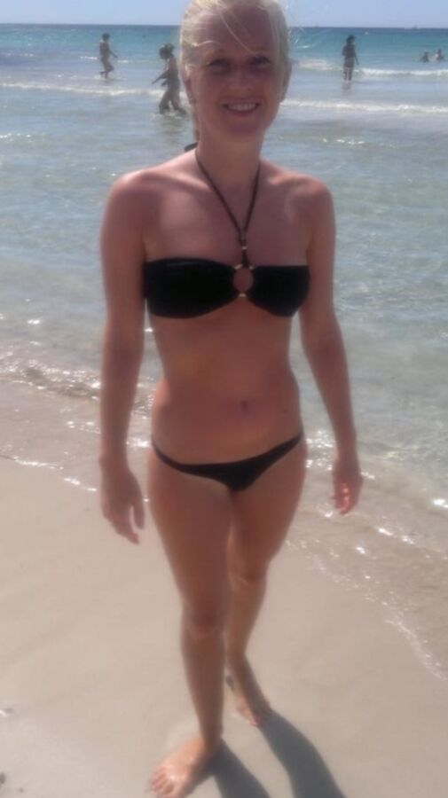 Vacances tres chaudes pour blonde canon