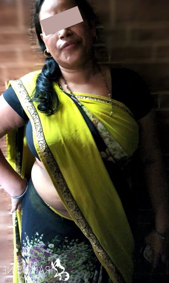 Bhabhi aunty caught outdoor hot