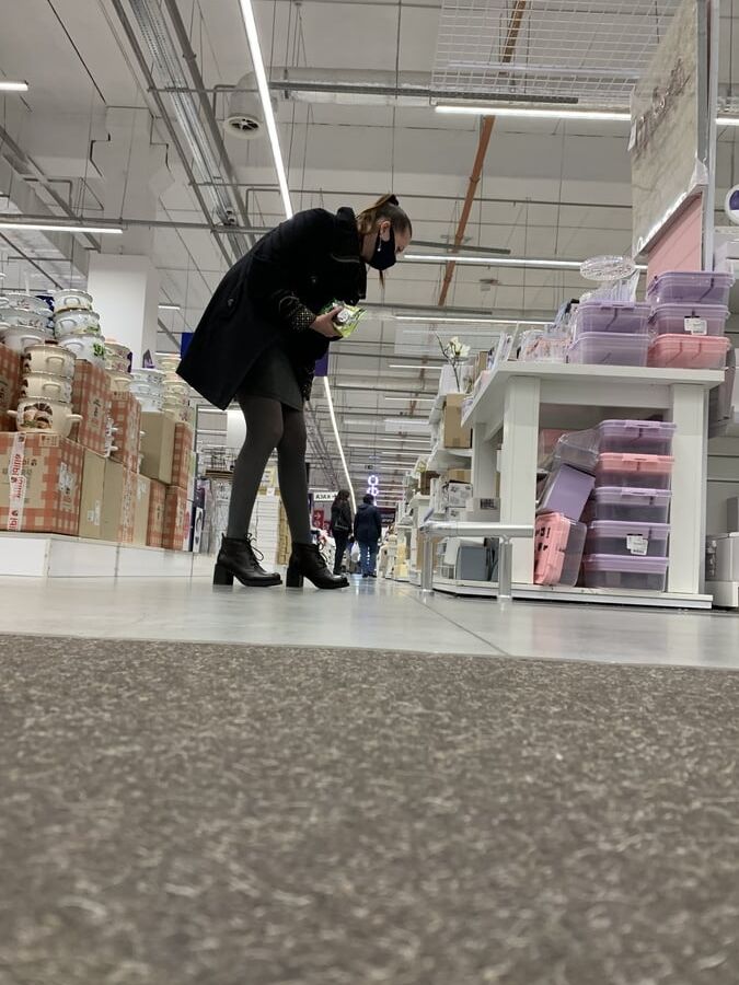 Upskirt MILF mature in pantyhose
