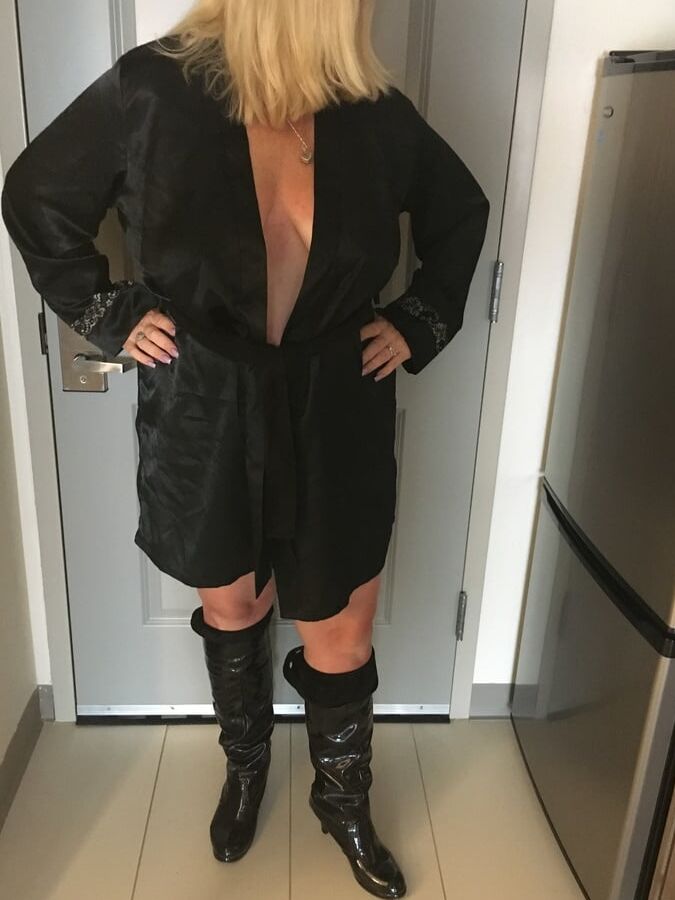 sexy mature curvy blonde blue eyes lady and hung inch guy