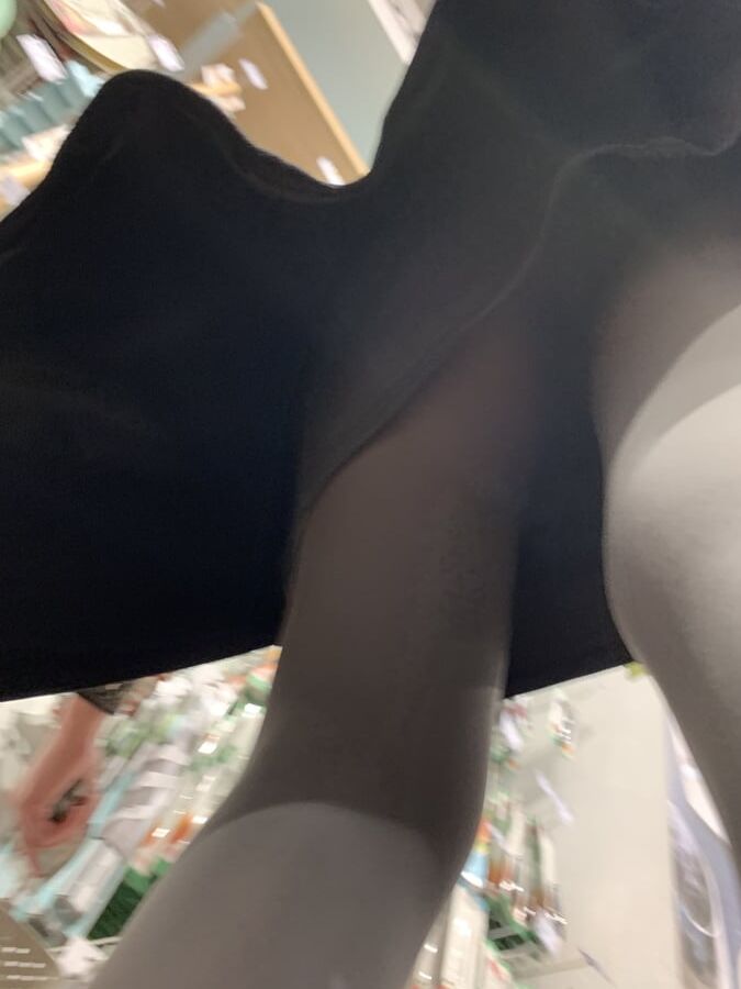Upskirt MILF mature in pantyhose