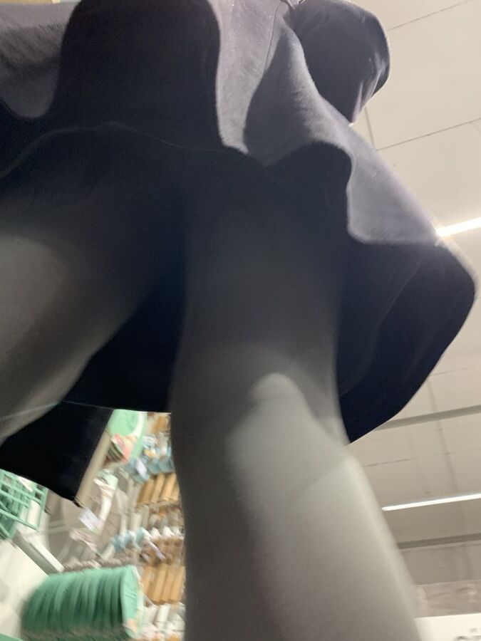 Upskirt MILF mature in pantyhose