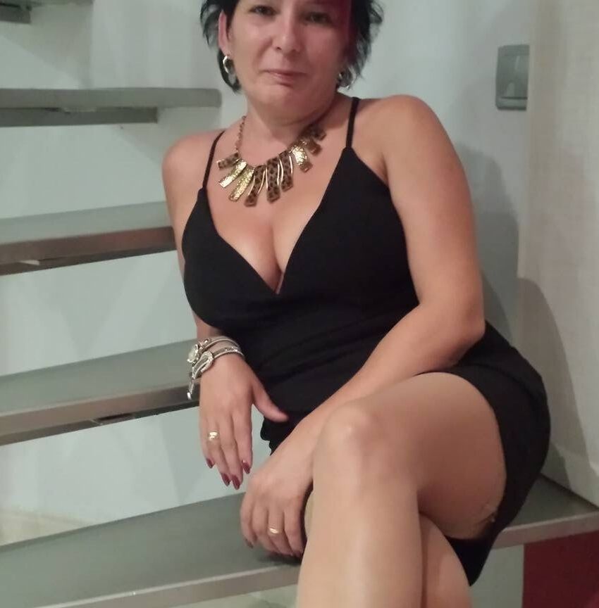 A sensual Black Dress ()