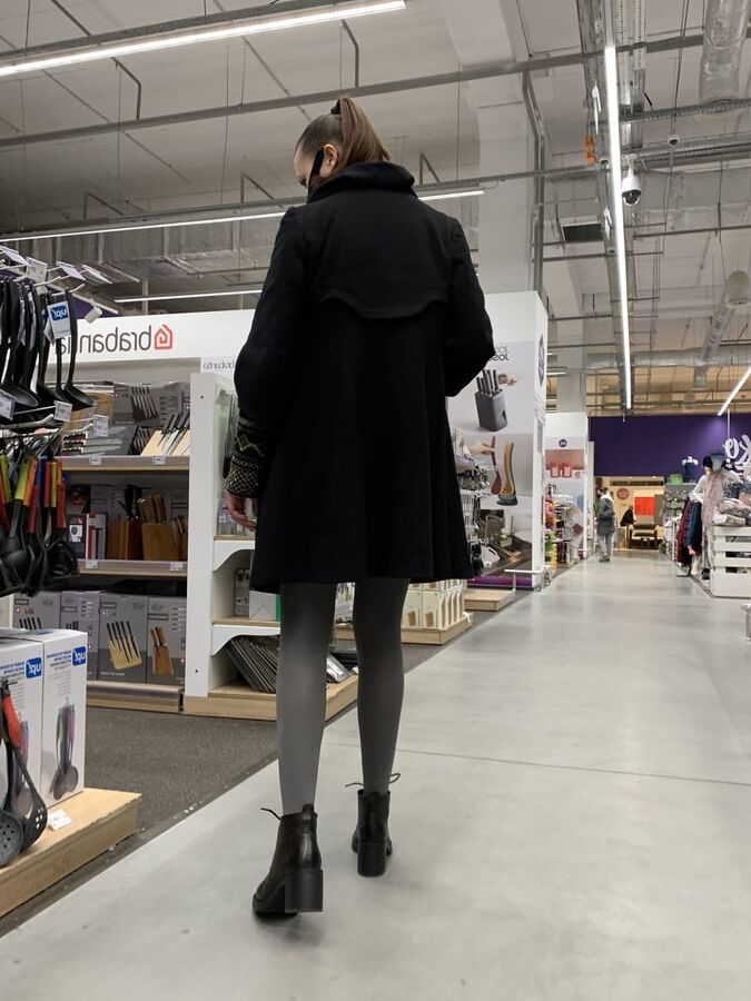 Upskirt MILF mature in pantyhose