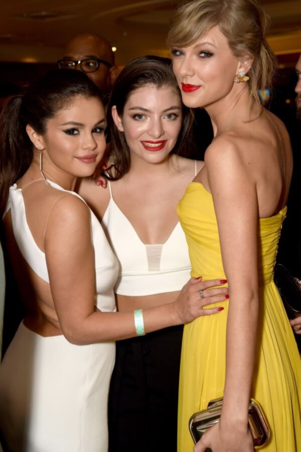 SELENA GOMEZ ... BRALESS !!!