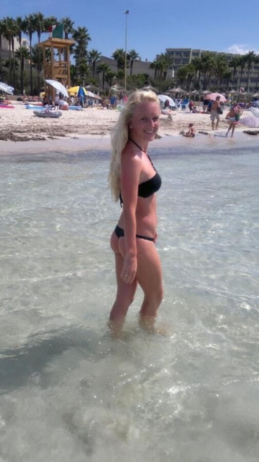 Vacances tres chaudes pour blonde canon