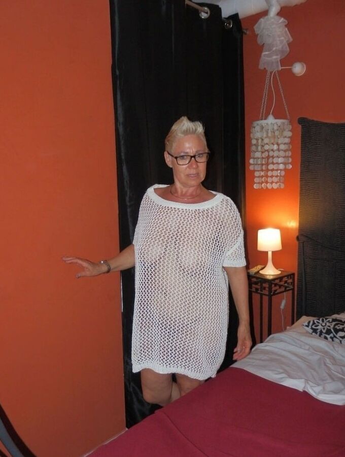 Older and hot (Braless)