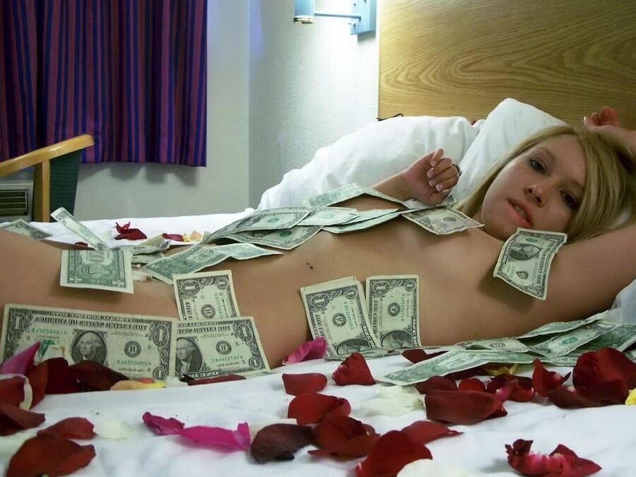 Shaved amateur blonde Girlfriend in bed