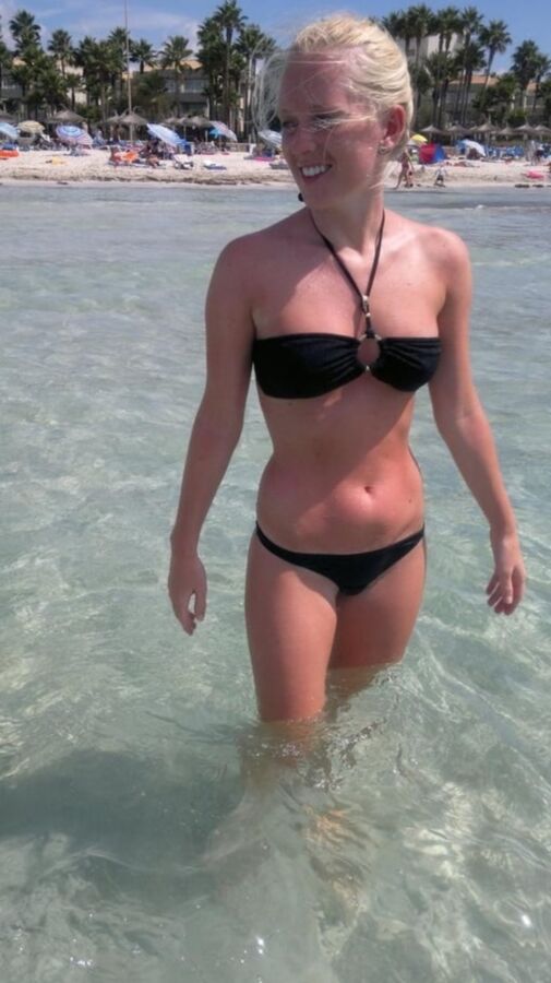 Vacances tres chaudes pour blonde canon