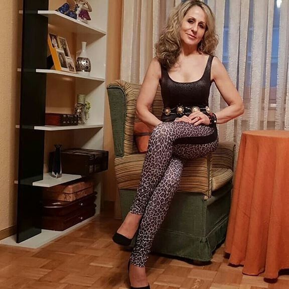 Hot amateur mature Marie in very thight pants