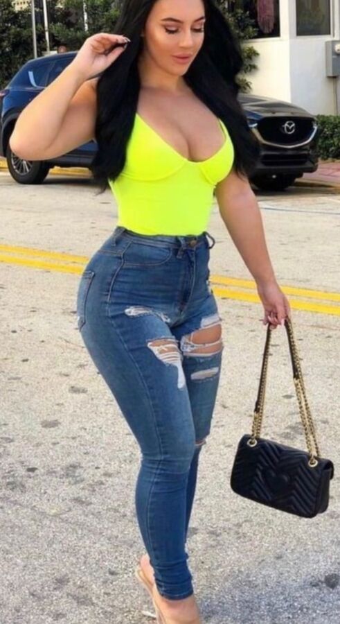 Amazing Curves (Tight Jeans)
