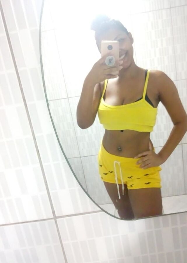 Nerd morena peituda