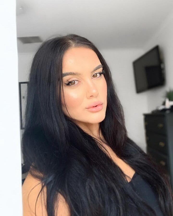 Larissa - The perfect bombshell