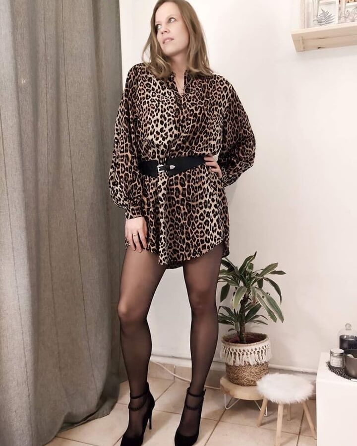 Amateur Caroline with great legs in nylon