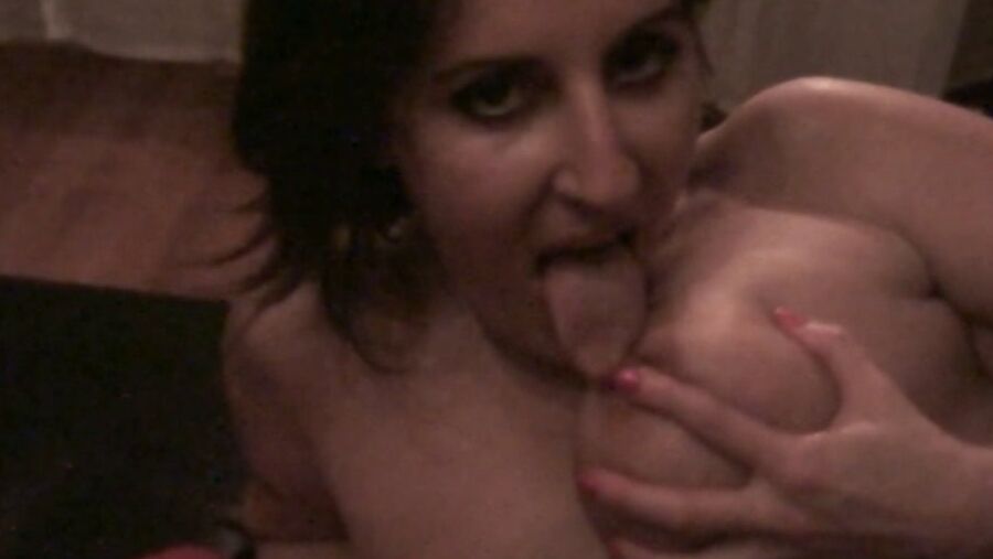 Celine zeigt, dass sie alles geschluckt hat...